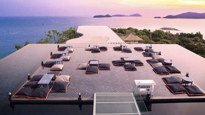 Vue panoramique du coucher de soleil au bar de Phuket appelé Baba Nest au Sri Panwa Resort.