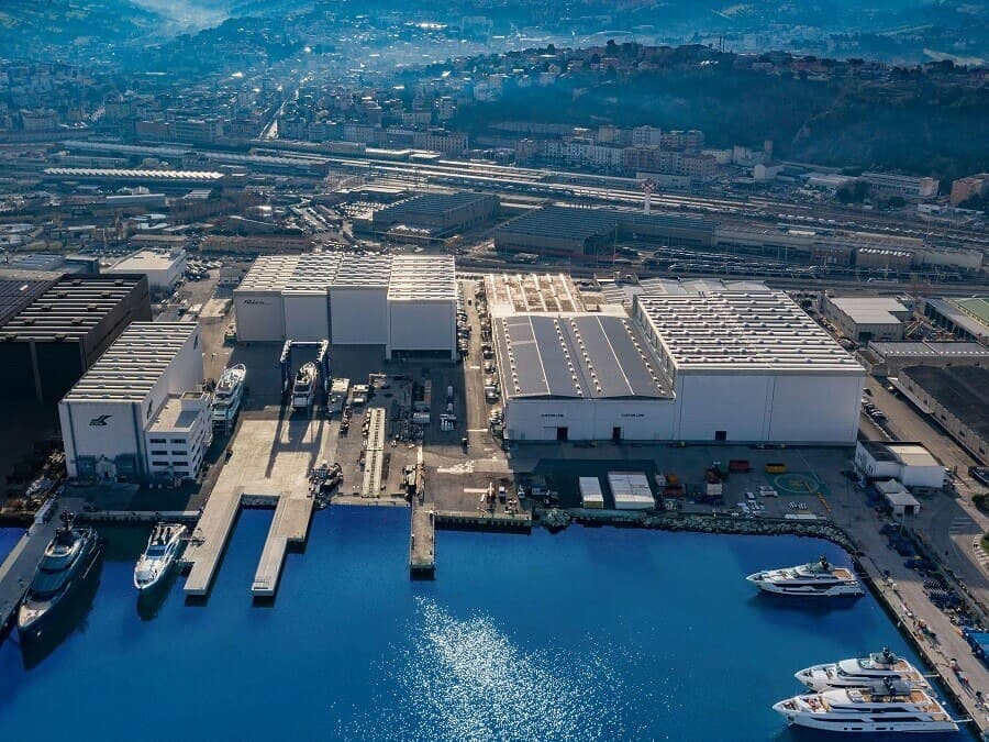 Le chantier naval d'Ancône produit des bateaux CRN, Custom Line, Riva en métal et Pershing en aluminium.