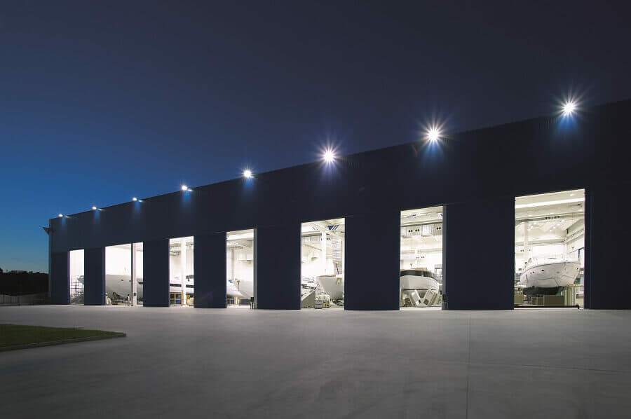 Vue de nuit de l'un des deux principaux hangars de production.