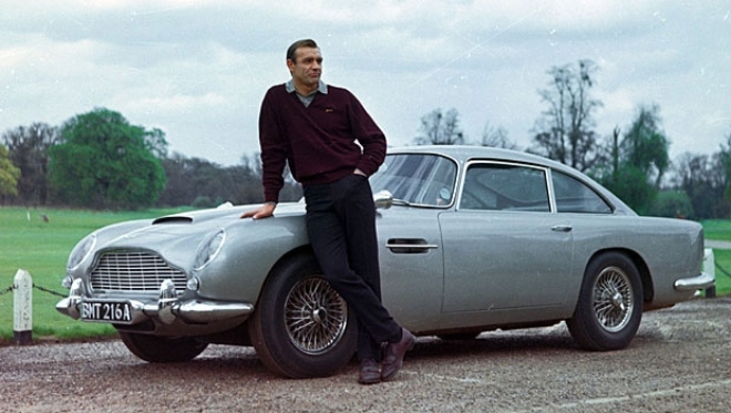 Sean Connery avec l'Aston Martin DB5 à Stoke Poges pendant le tournage de Goldfinger.
