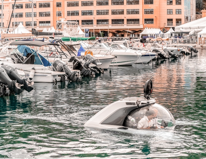 Des visiteurs testent un mini sous-marin au Monaco Yacht Show