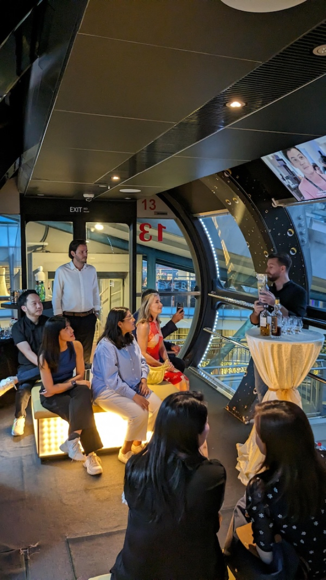 Un aperçu du Whisky Live Singapore dans la capsule du Singapore Flyer